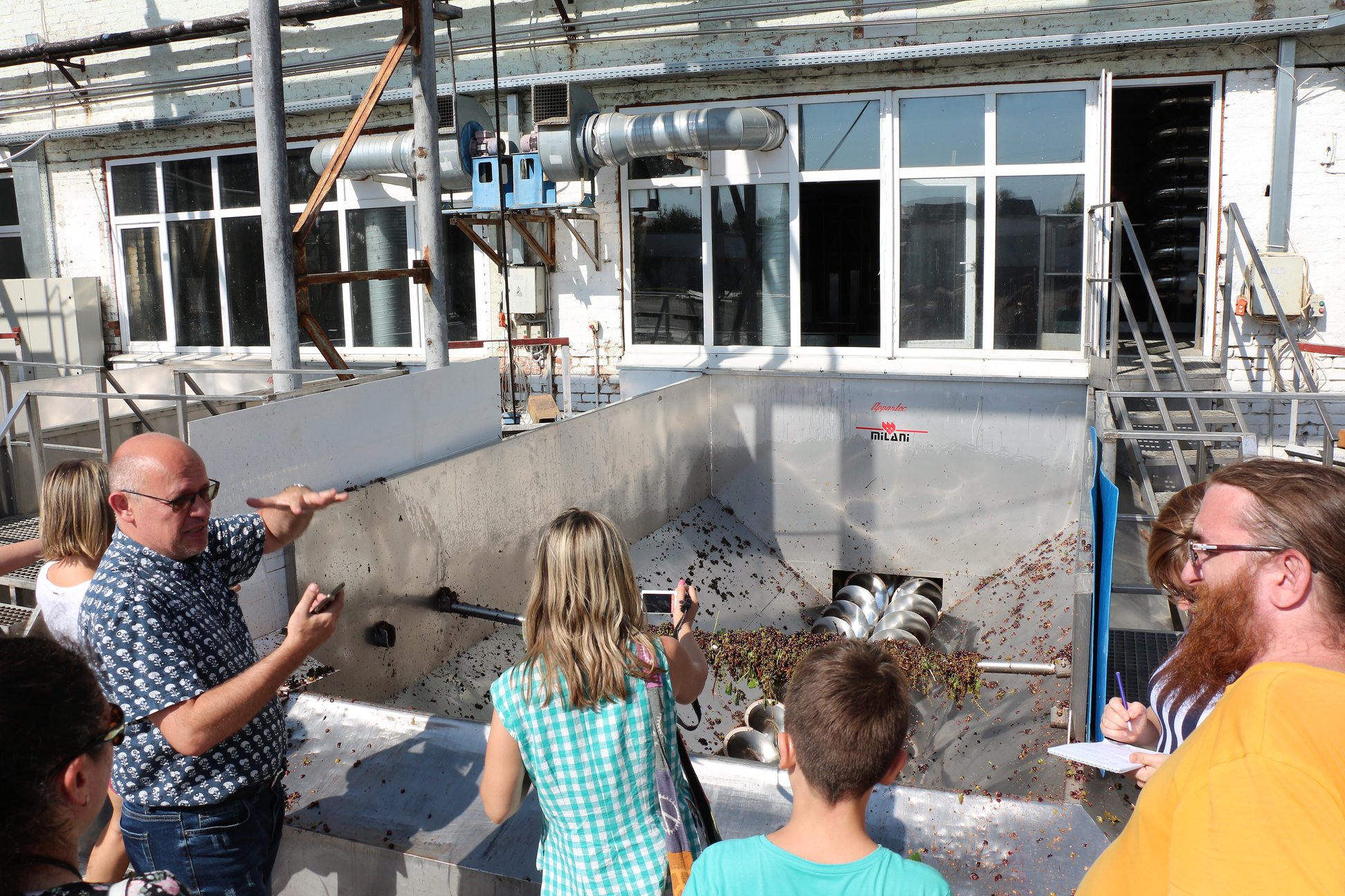 %2018 что написано на колонне при входе на завод фанагория