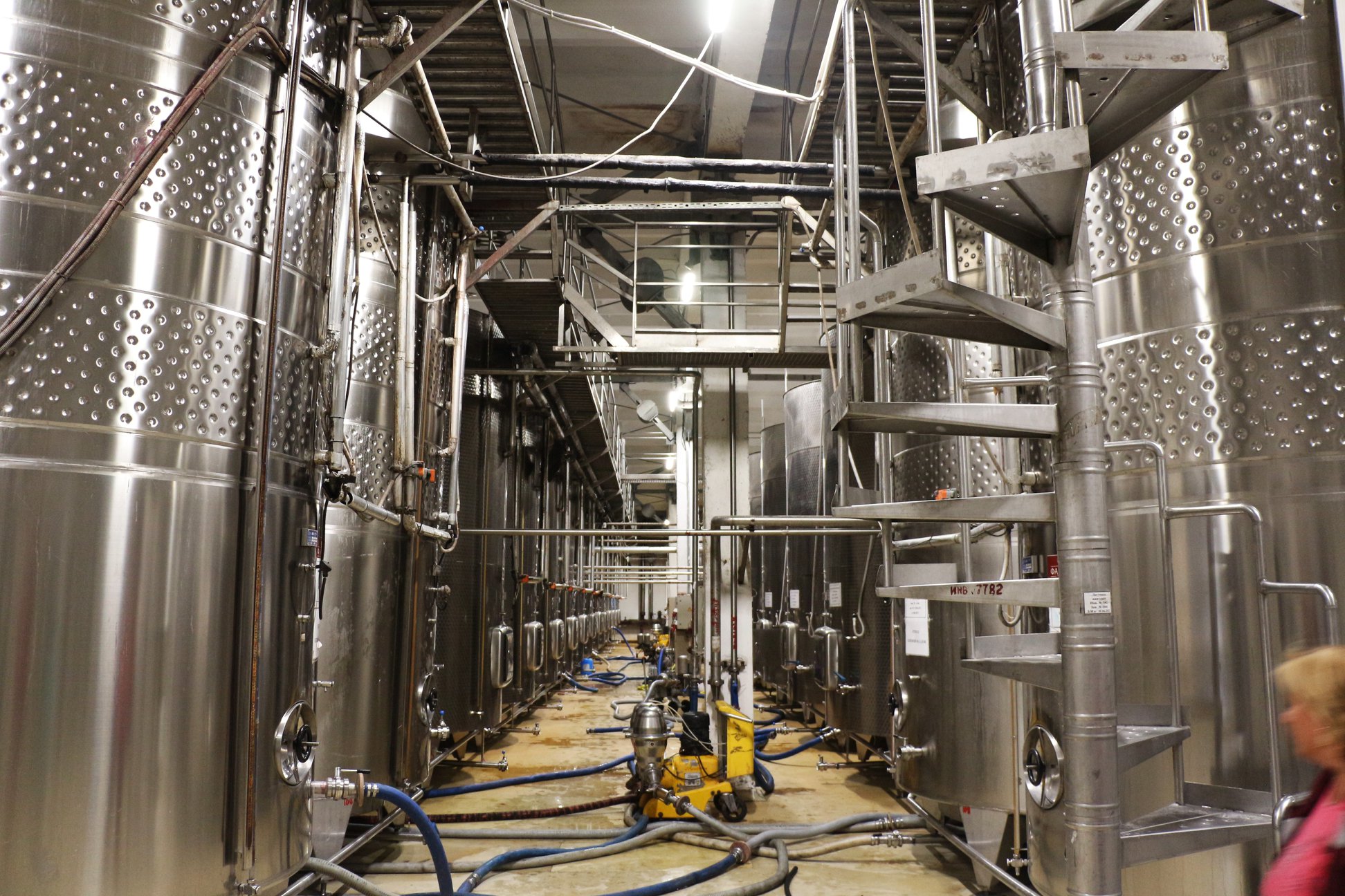 %2021 что написано на колонне при входе на завод фанагория