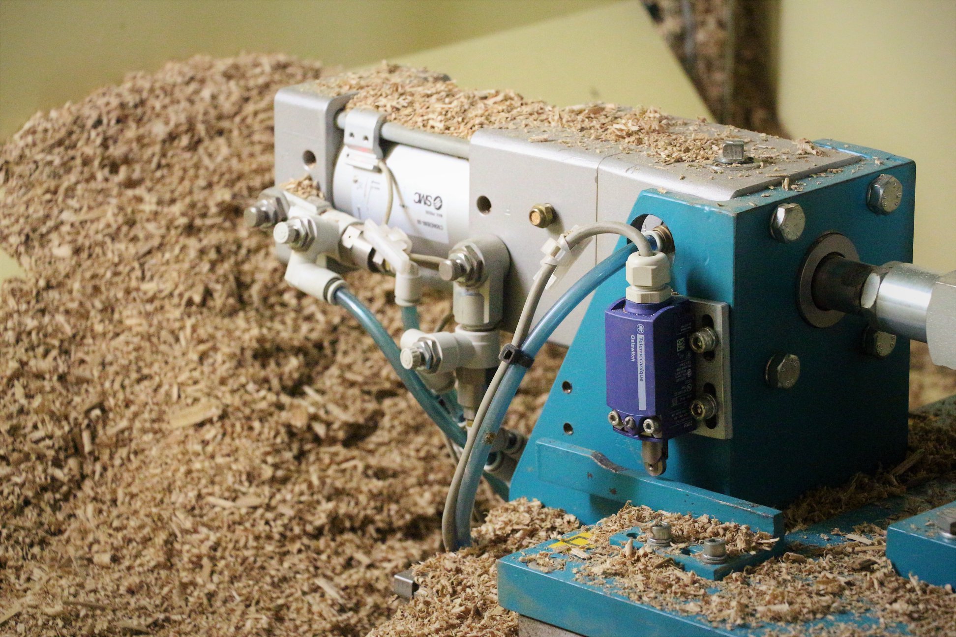 %2033 что написано на колонне при входе на завод фанагория