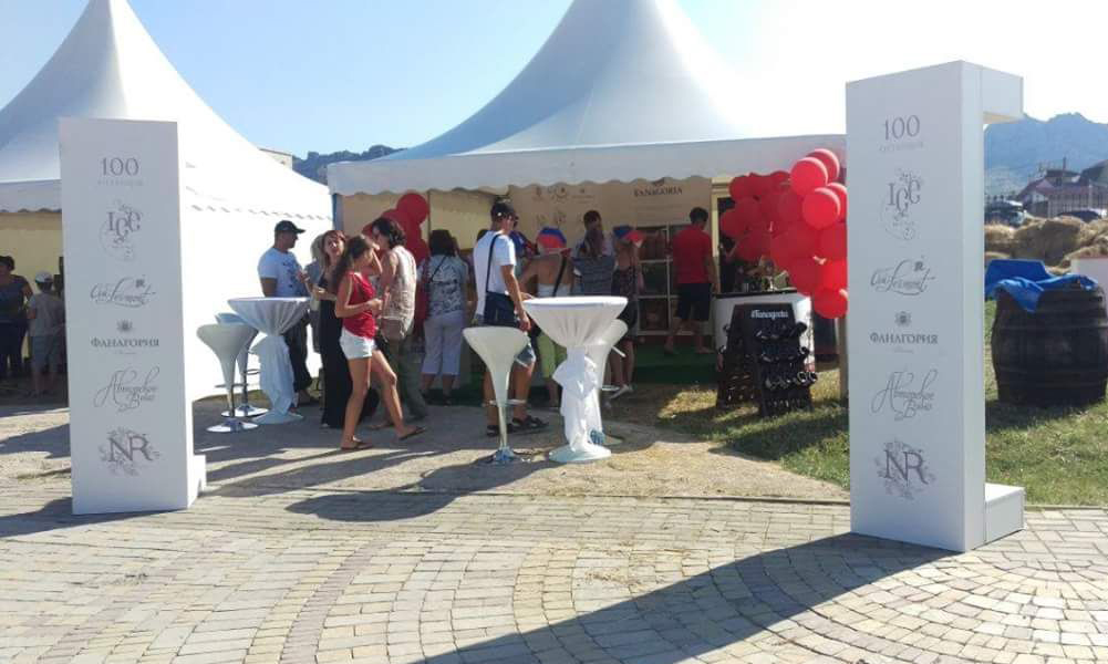 Стенд для дегустаций винодельни «Фанагория»